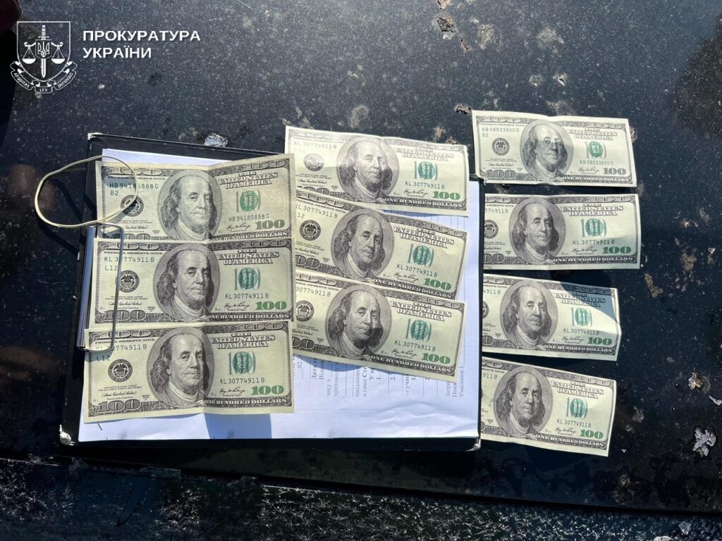 Митник з селища Бессарабське, який брав хабарі за ввезення чорної ікри з Молдови, постав перед судом