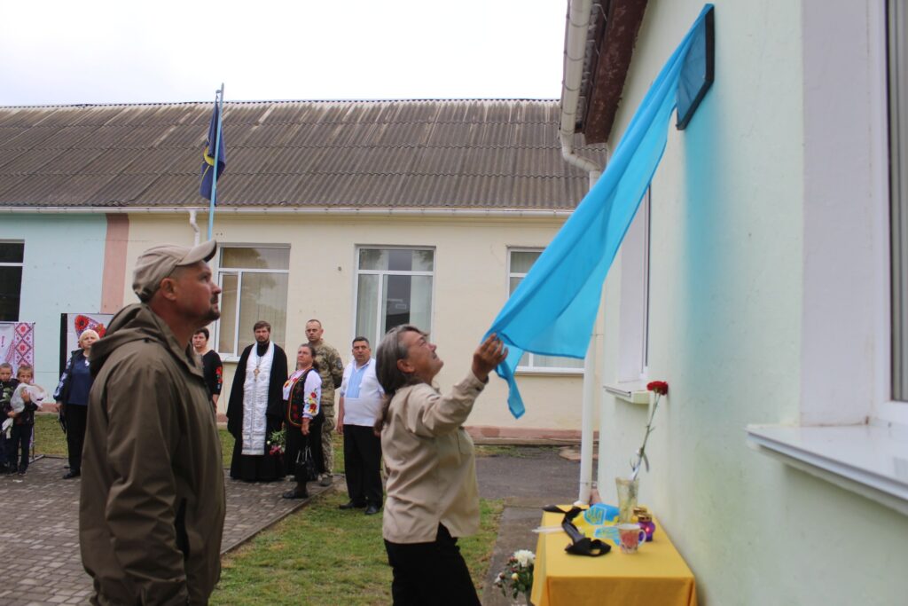 У селі Саф’янівської громади відкрили меморіальну дошку на честь загиблого земляка