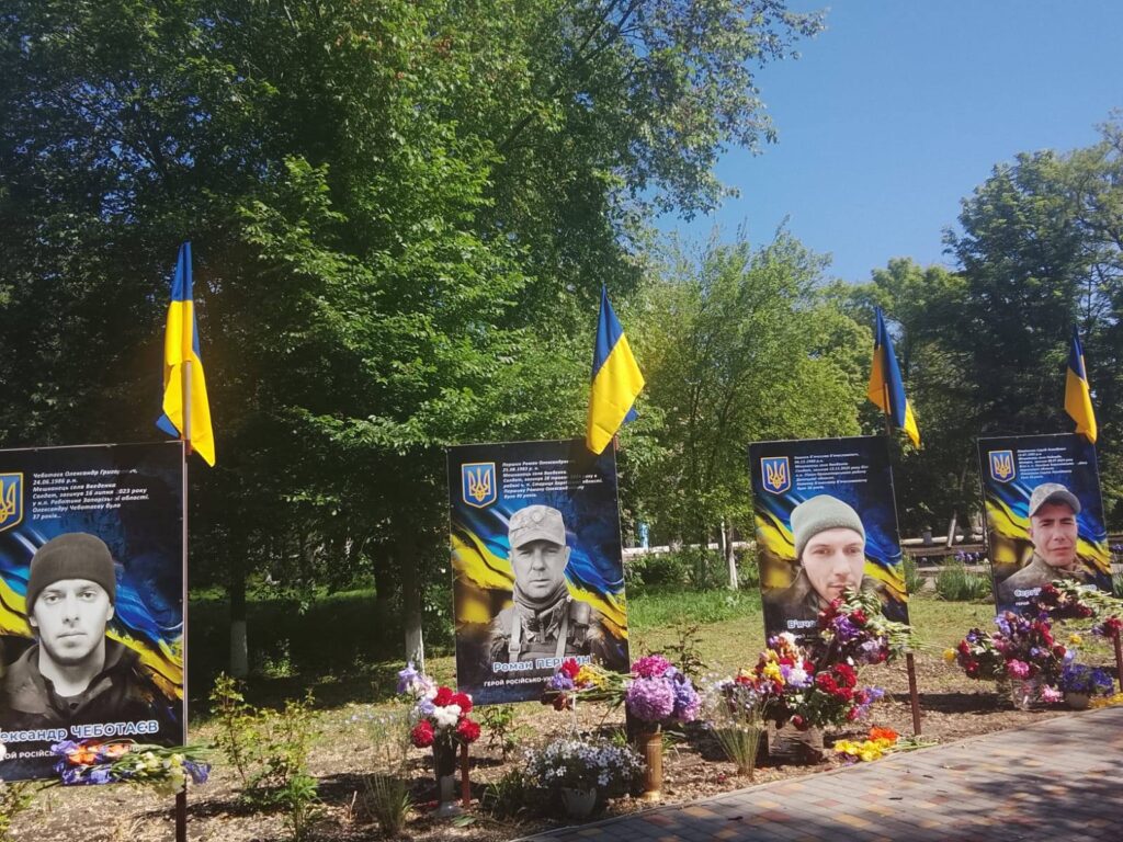 В Саратській громаді на Алеї Героїв побільшало портретів
