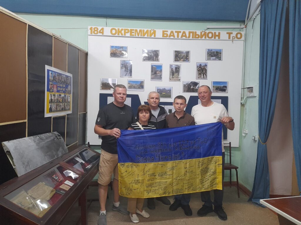 Ветерани Болградської тероборони передали місцевому музею бойовий прапор та уламки ворожих ракет