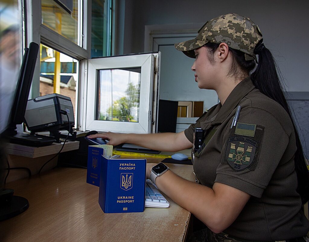 Не платив аліменти, зате намагався купити виїзд за кордон: у пункті пропуску “Паланка” затримали боржника-мільйонника