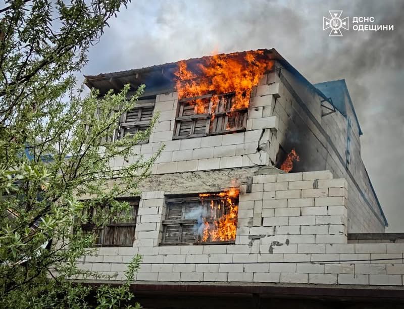 Внаслідок влучання дрону в дім у Затоці виникла пожежа (Фото)