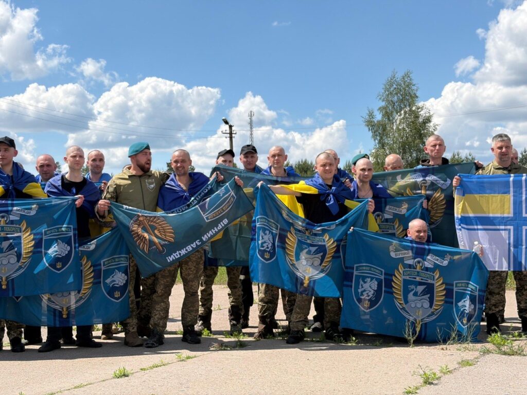 Відбувся обмін військовополоненими: додому після російської неволі повернулося 186 українців