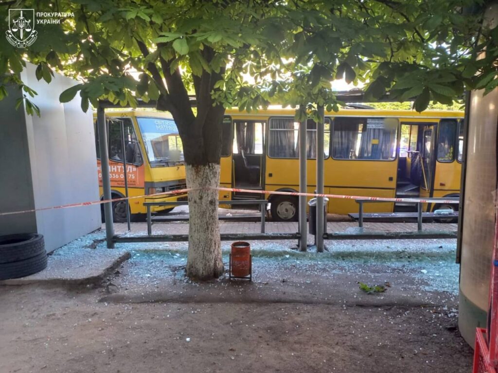 Російська армія влучила в зупинку громадського транспорту в Одесі та уразила енергообʼєкт на півдні області