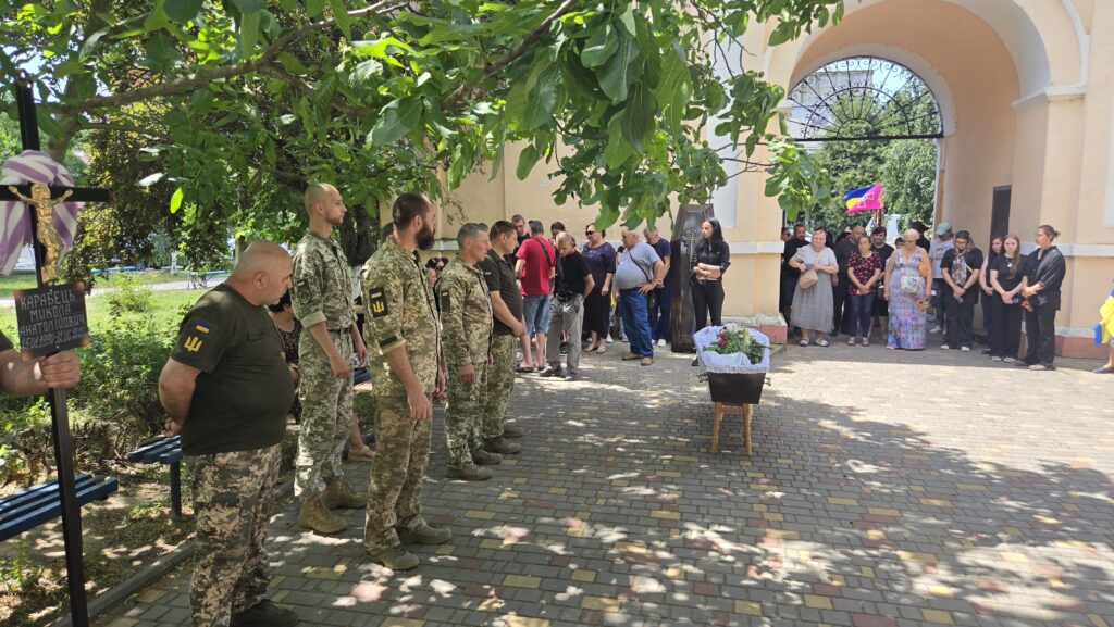 З юних років бачив себе лише військовим: у Рені попрощалися із загиблим захисником Миколою Карабецем