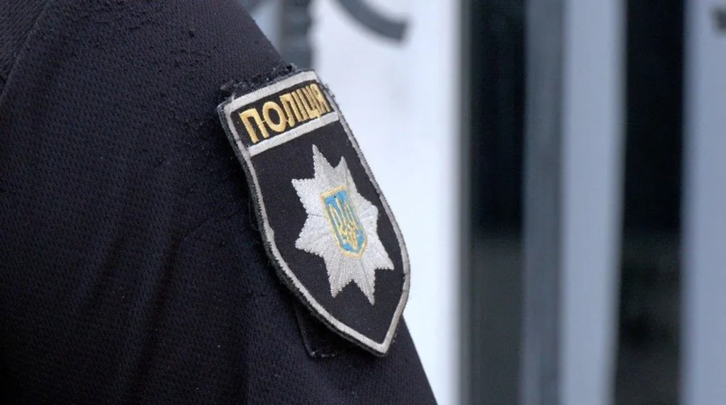 Закував пенсіонерку у кайданки за зауваження: в Ізмаїлі суд виніс вирок патрульному за перевищення службових повноважень&nbsp;