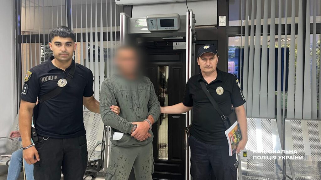 Поранив у груди дівчину-підлітка: в Ізмаїльському району чоловік влаштував стрілянину посеред вулиці