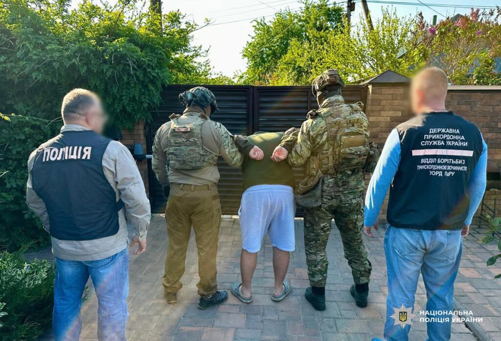 Фіктивно оформлював водіями: мешканець Ізмаїла організував нелегальну схему переправлення чоловіків за кордон 