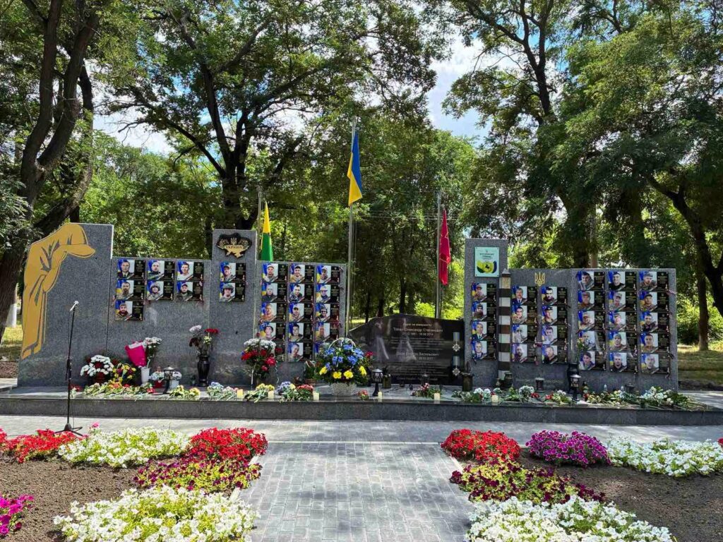 У селищі Бессарабське відкрили після реставрації меморіальний комплекс загиблим землякам