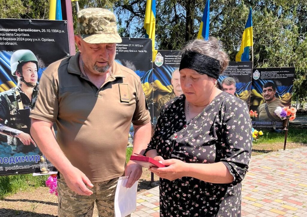 У селі Кулевча державну нагороду передали матері загиблого військовослужбовця