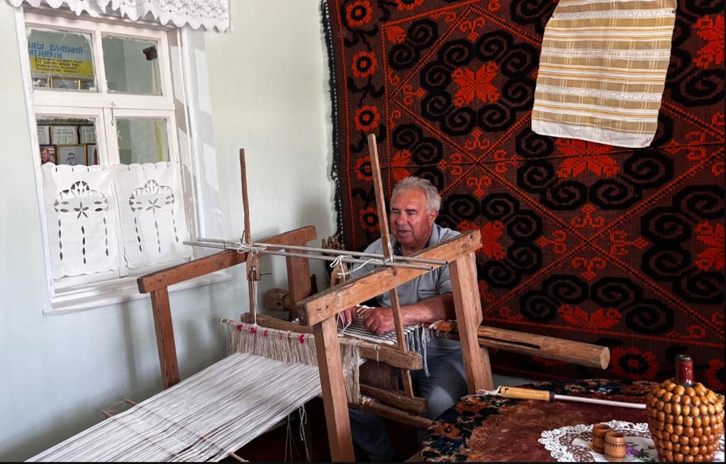 Понад 40 років педагогічної праці: як директор Владиченської школи Болградської громади Іван Стоєв зберігає історію краю