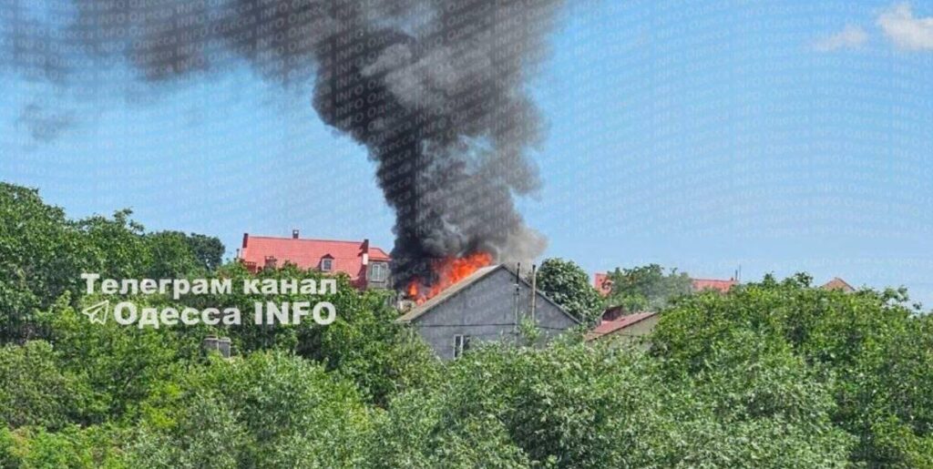 Внаслідок ворожої атаки під Одесою палає житловий будинок