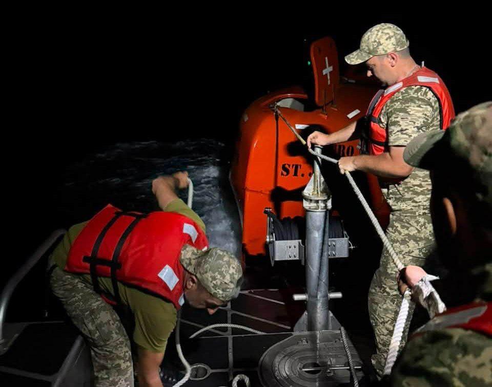 Морські прикордонники врятували моряка із судна, ураженого російським дроном