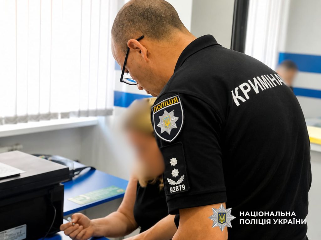 Соціальну працівницю з Білгород-Дністровського району обвинувачують у привласненні пенсій померлих підопічних