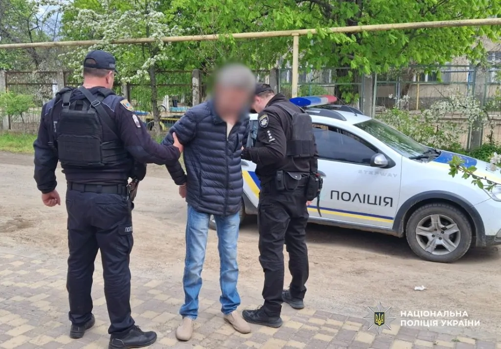 Погрожував пістолетом вчительці сина у школі: на Одещині судитимуть 50-річного чоловіка