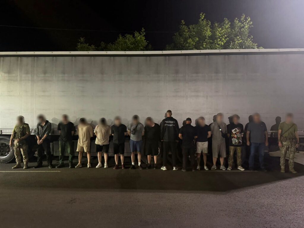 Ховалися під коробками: на прикордонному пункті “Старокозаче” зупинили вантажівку з десятьма чоловіками