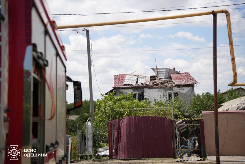 Внаслідок ворожої атаки під Одесою палає житловий будинок