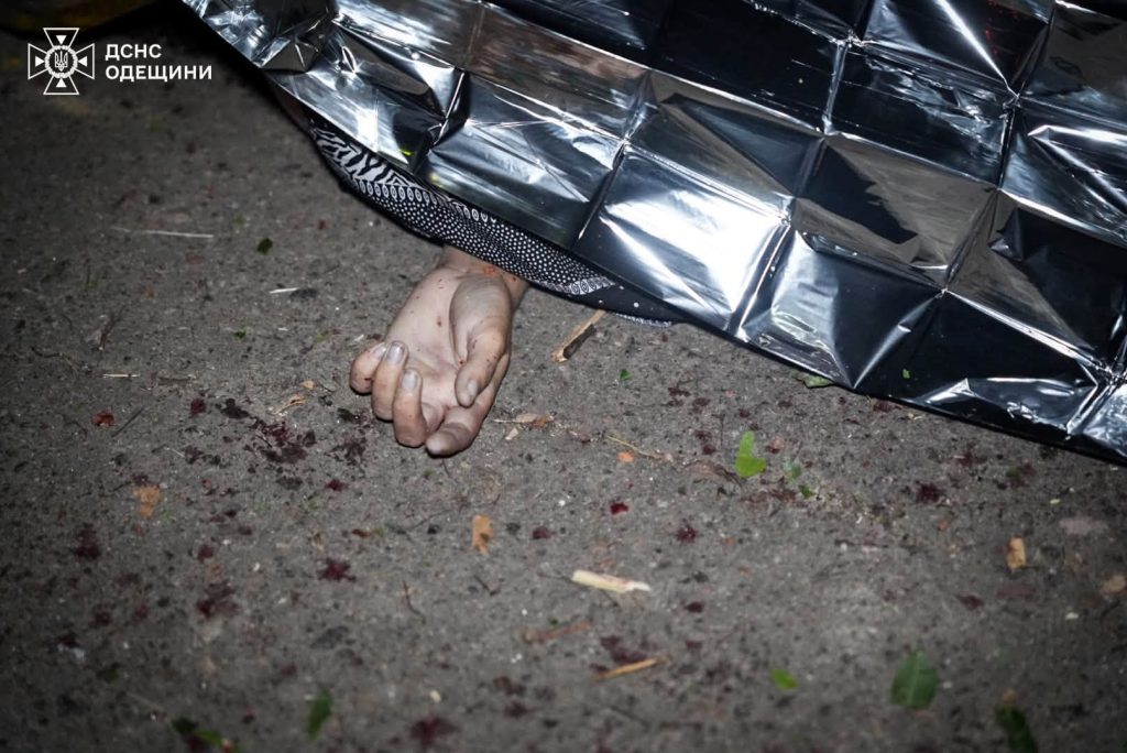 Мати з дітьми гуляли в парку Одеси: через російську атаку жінка загинула