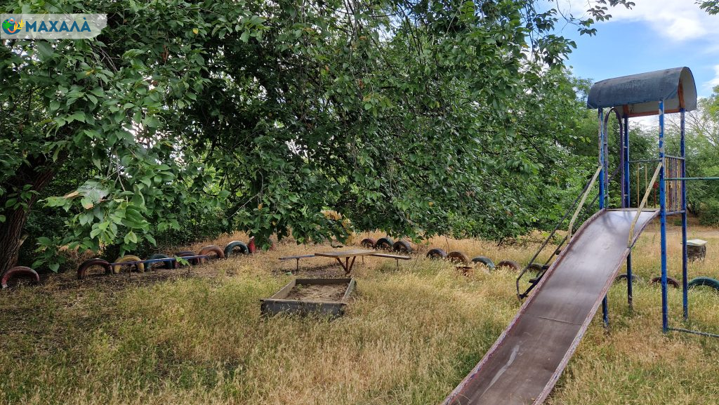 Після скарги мешканців у Залізничному прибрали територію дитячих майданчиків