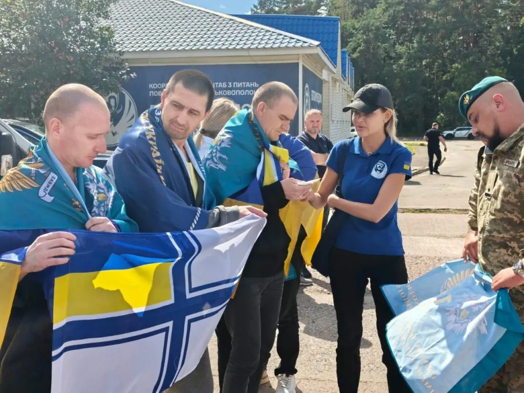 Спецобмін: в Україну із полону повернулися 10 захисників, які вважалися безвісти зниклими