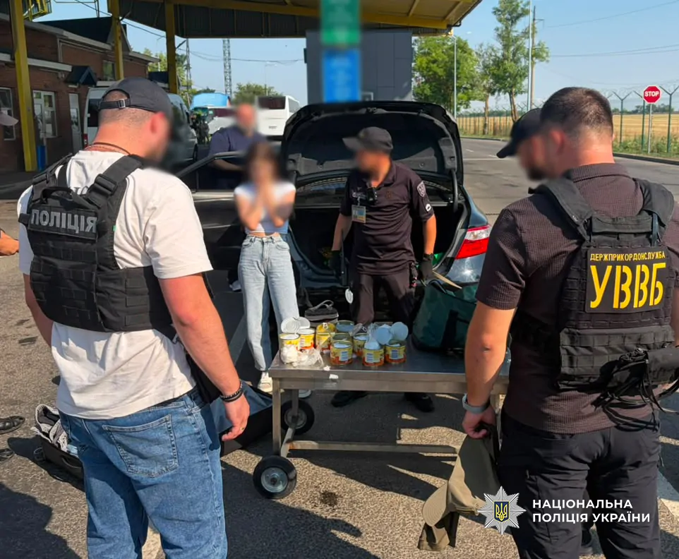 Ховала у банках з-під тушкованки: на Одещині затримали 19-річну дівчину з 3 кілограмами психотропних речовин&nbsp;
