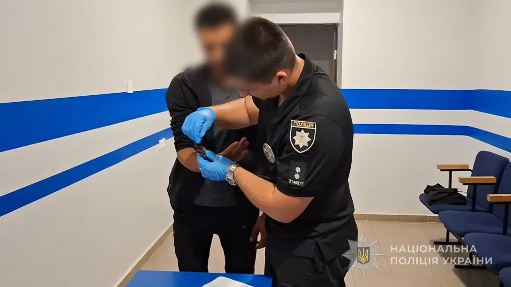 Зв’язав і погрожував: на Білгород-Дністровщині затримали чоловіка, який скоїв розбій на матір полеглого захисника