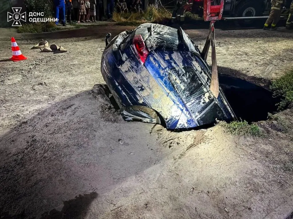 В Одесі автомобіль на ходу провалився під землю