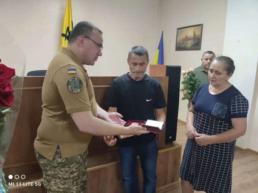 Батькам загиблого захисника з Бессарабської громади вручили нагрудний знак «За доблесну службу»