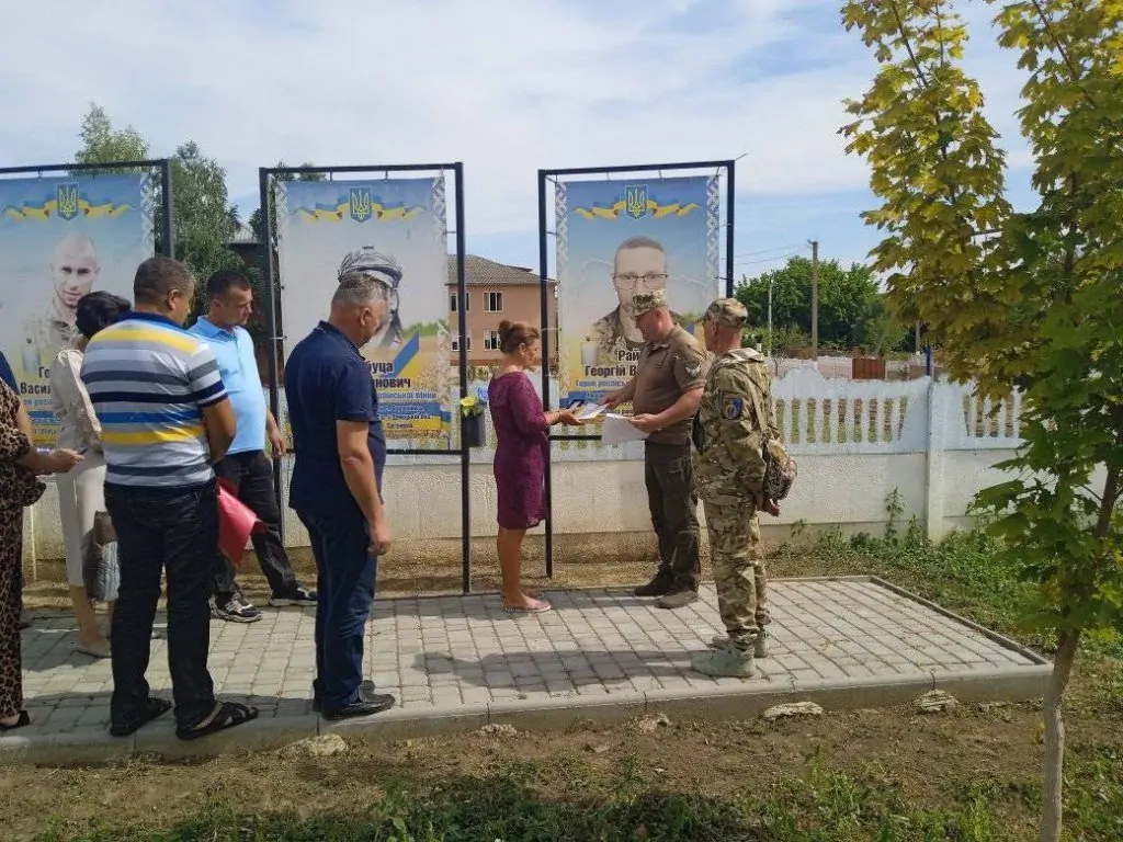 Вдові загиблого захисника з Петропавлівської громади вручили посмертну нагороду «Комбатанський хрест»