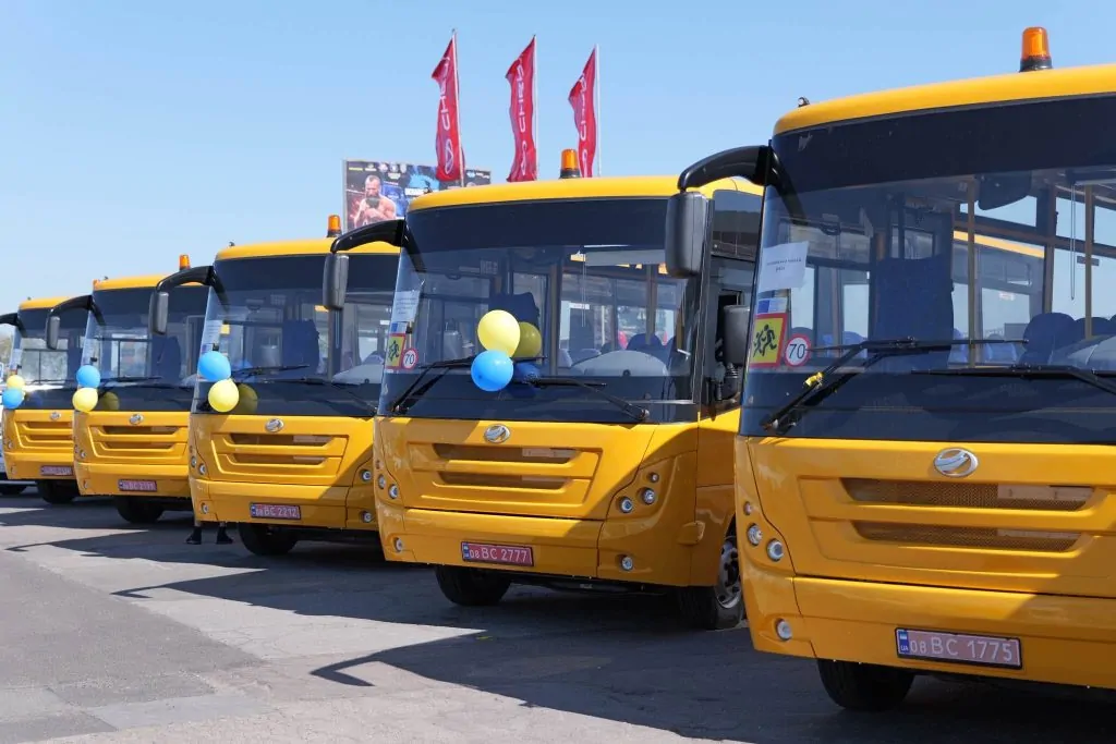 Одещина отримала 15 автобусів для навчальних закладів