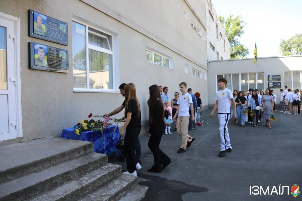 Майже 11 місяців його чекали вдома: в Ізмаїлі відкрили меморіальну дошку В’ячеславу Коновалову