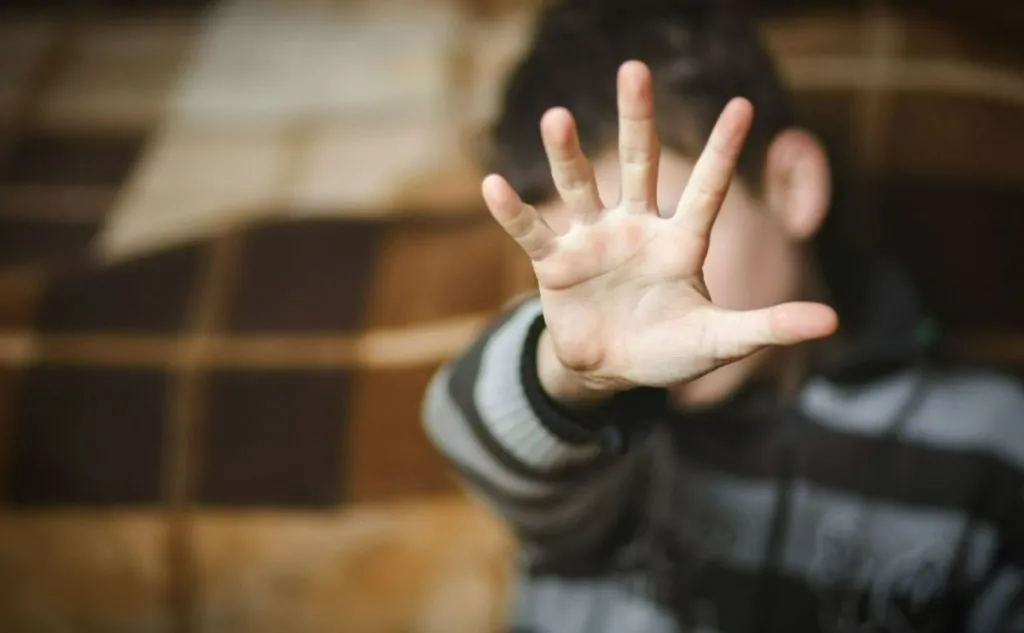Бив, душив та знущався: поліція розслідує катування підлітками 11-річного хлопця