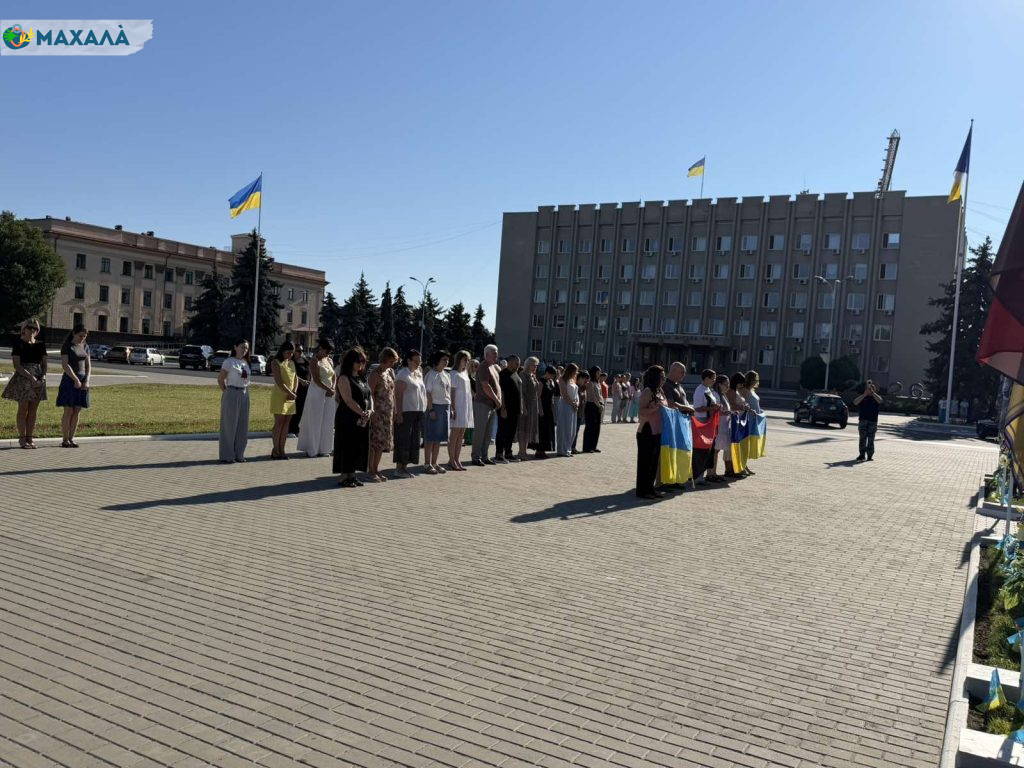 На одну хвилину Ізмаїл стихає: як в місті вшановують памʼять загиблих воїнів