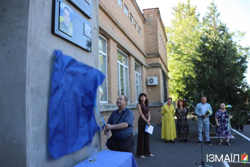 В Ізмаїлі відкрили меморіальну дошку Захиснику Андрію Молдавському, який понад рік вважався зниклим безвісти