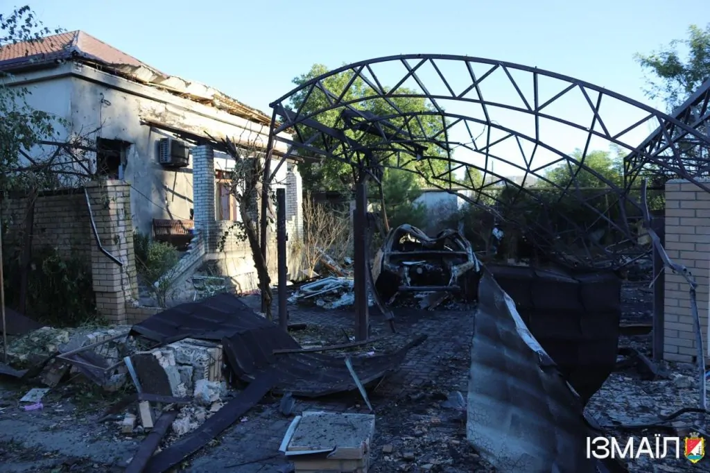 В Ізмаїлі ліквідовують наслідки російської атаки (Фото)