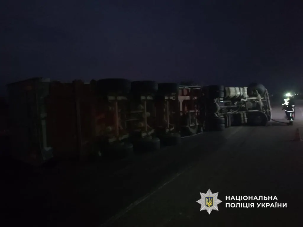На трасі Одеса — Рені біля Татарбунар перекинулася вантажівка: рух ускладнений