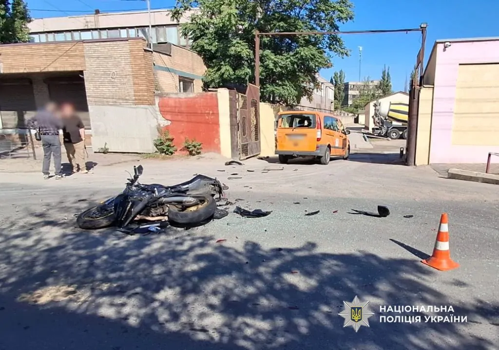 У Білгороді-Дністровському під час обгону мотоцикліст зіткнувся з авто: 16-річний водій травмувався