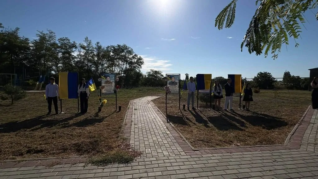 У селі Орлівка Ренійської громади на Алеї Слави відкрили три нових портрети загиблих земляків