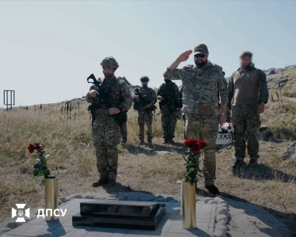 На острові Зміїний встановили меморіальний знак на честь загиблих спецпризначенців