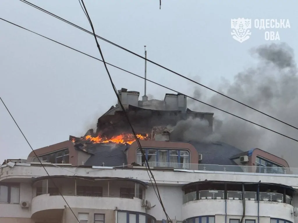 Російський дрон влучив у багатоповерхівку в Одесі: є постраждалі