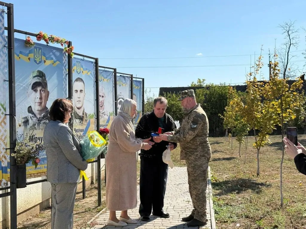У Петропавлівці батькам загиблого захисника Олександра Чихічина передали нагороду «Хрест Героя»