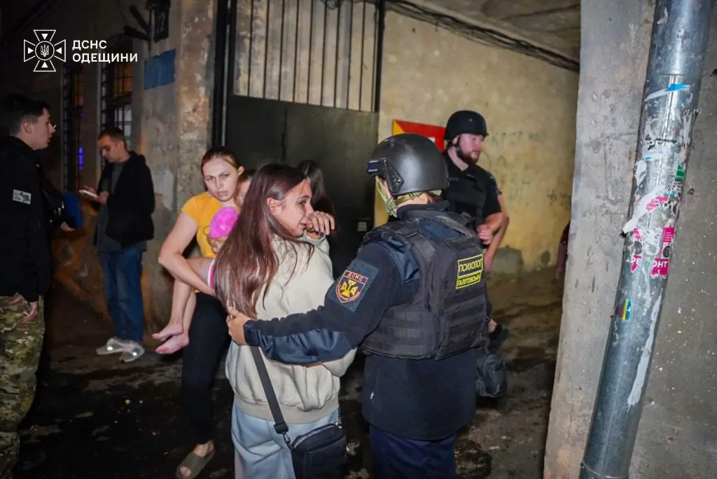 Росія вдарила по житловій та адміністративній будівлях в Одесі (відео)