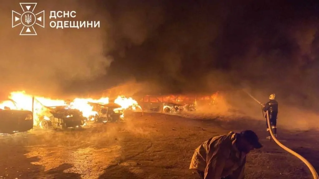 На Одещині через ворожу атаку загинув собака та згоріли 14 автомобілів